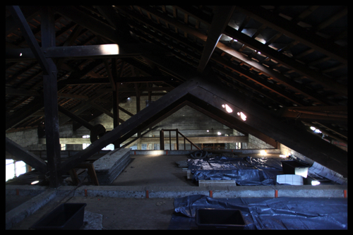 Zeiltjes en teiltjes op zolder: alle licht die je ziet zijn gaten in het leien dak ... Inmiddels zijn de gaten gedicht maar er moet volgend jaar wel een nieuw dak op het pand.
